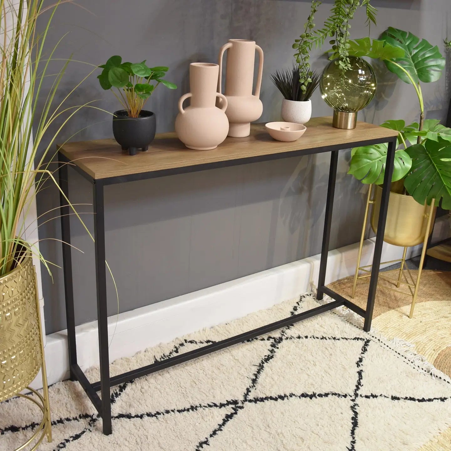 Wall mounted shelf